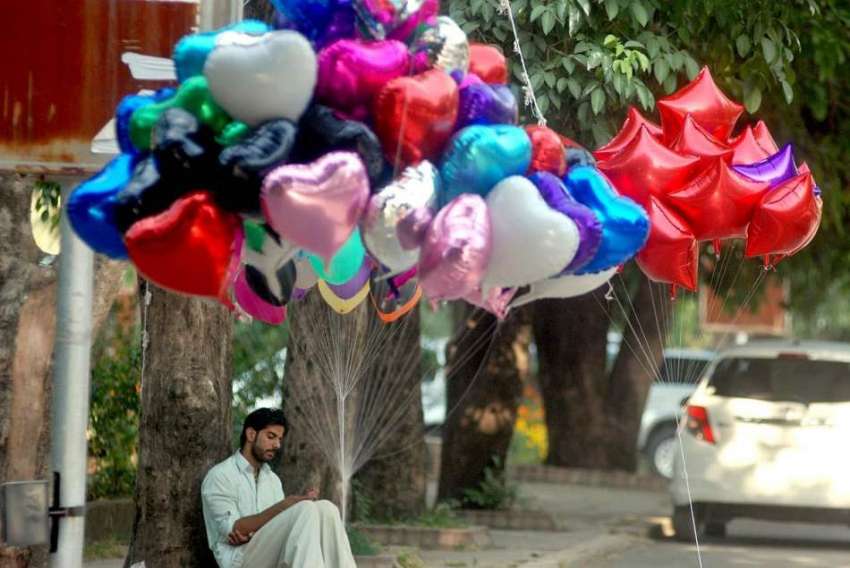 اسلام آباد: محنت کش مختلف اقسام کے بیلون فروخت کے لیے گاہکوں ..