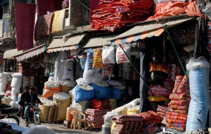 راولپنڈی: نمک منڈی میں بدلتے موسم کے حوالے سے دکانداروں ..
