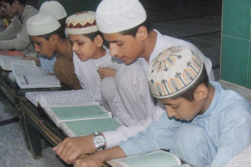 لاہور: مسجد میں بچے قرآن مجید کی تلاوت کر رہے ہیں۔