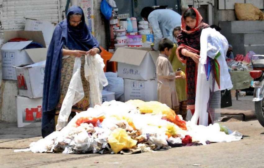 راولپنڈی: خواتین بوہڑ بازار میں روڈ کنارے لگے سٹال سے عید ..