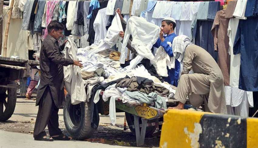 راولپنڈی: شہری سڑک کنارے لگے سٹال سے استعمال شدہ کپڑے خرید ..