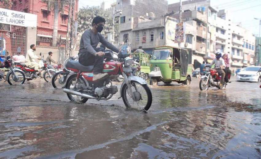 لاہور: شملہ پہاڑی چوک میں سیوریج کا گندا پانی سڑک پر جمع ..