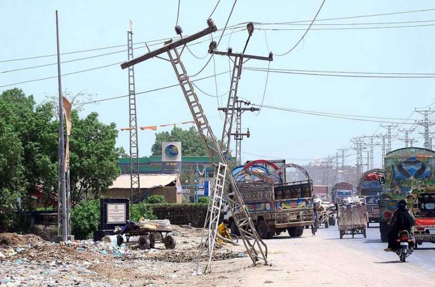 حیدر آباد: سڑک کنارے لگے بجلی کے کھمبے گرنے کی وجہ سے کوئی ..
