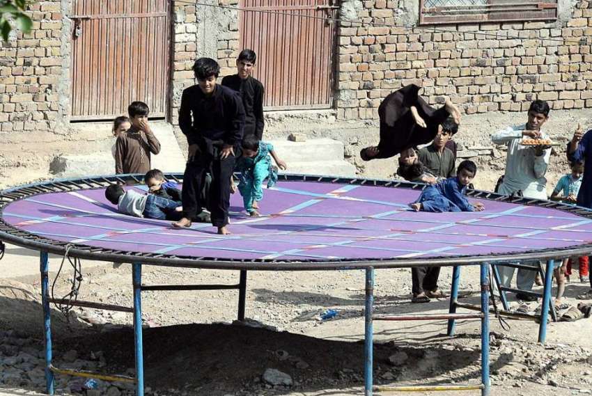 راولپنڈی: بچے جمپنگ جیک سے لطف اندوز ہو رہے ہیں۔