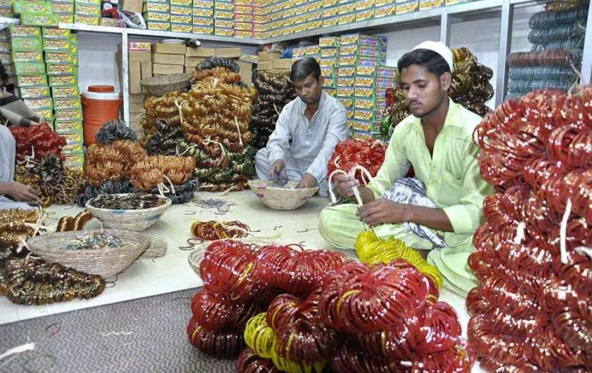 حیدر آباد: مزدور چوڑیاں مارکیٹ میں سپلائی کے لیے پیک کر رہے ..