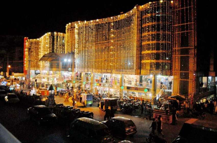 راولپنڈی: عید کی آمد کے موقع پر مری روڈ پر دکانداروں نے دکانوں ..