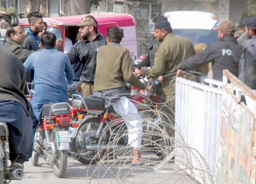 لاہور: سکول ہیلتھ نیوٹریشن سپروائزر کے دھرنے کے باعث راستہ ..