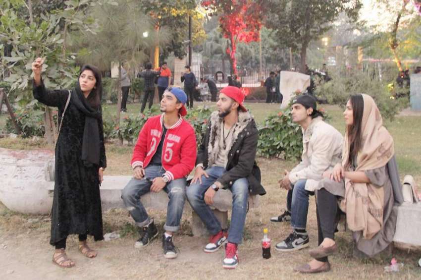 لاہور: الحمراء ہال میں جاری فلم فیسٹیول کے موقع پر ایک لڑکی ..