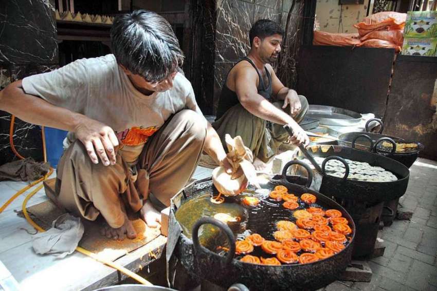 حیدر آباد: حلوائی فروخت کے لیے جلیبیاں بنا رہا ہے۔