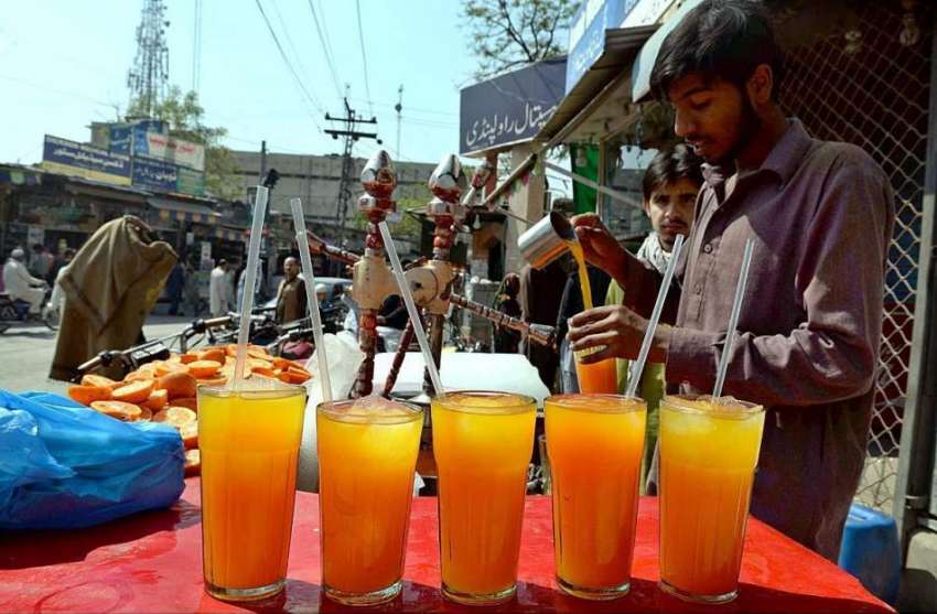 راولپنڈی: ایک دکاندار گرمی کی شدت کم کرنے کے لیے مشروب فروخت ..