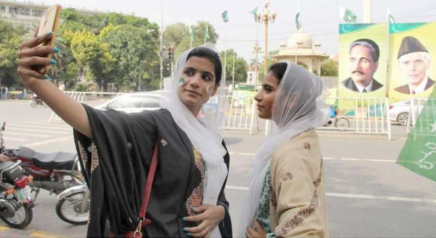 لاہور: مال روڈ پر دو لڑکیاں سیلفی لے رہی ہیں۔