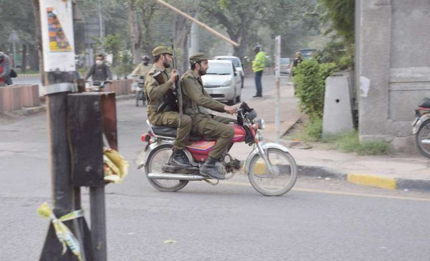 لاہور: موٹر سائیکل سوار بغیر ہیلمٹ سفر کر رہے ہیں۔