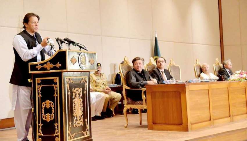 اسلام آباد: وزیراعظم عمران خان سول ملازمین سے خطاب کر رہے ..