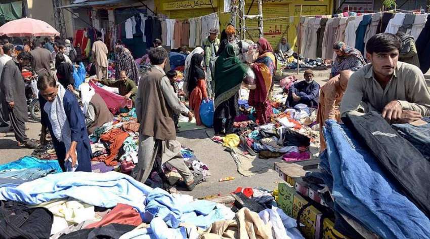 راولپنڈی: شہری ہفتہ وار جمعہ بازارسے استعمال شدہ کپڑے پسند ..