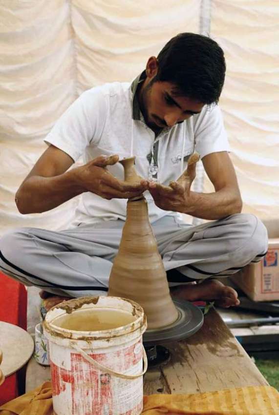 بہاولپور: کمہار روایتی انداز سے مٹی کی مختلف اشیاء بنانے ..