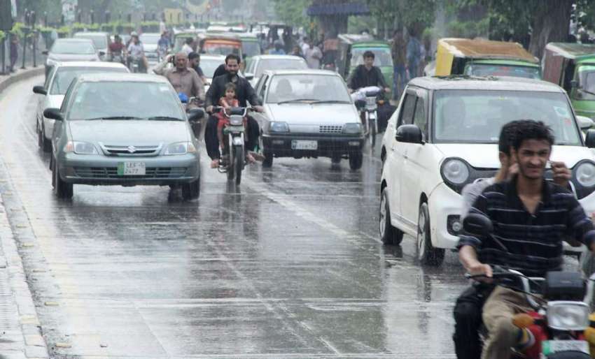 لاہور: شہر میں ہونے والی بارش کے دوران مال روڈ پر ٹریفک رواں ..