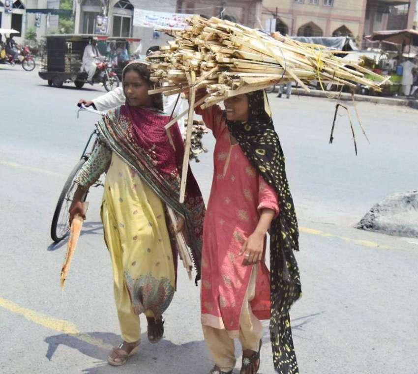 لاہور: خانہ بدوش لڑکیاں گھر کا چولہا جلانے کے لیے لکڑیاں ..