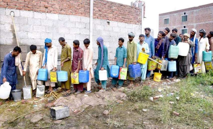 لاہور: گجومتہ میں شہری صاف پانی کے حصول کے لیے قطار میں کھڑے ..