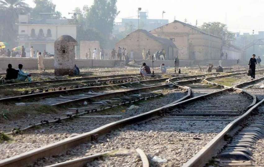پشاور: سٹی ریلوے کے قریب شہری خطرناک انداز سے ریلوے ٹریک ..