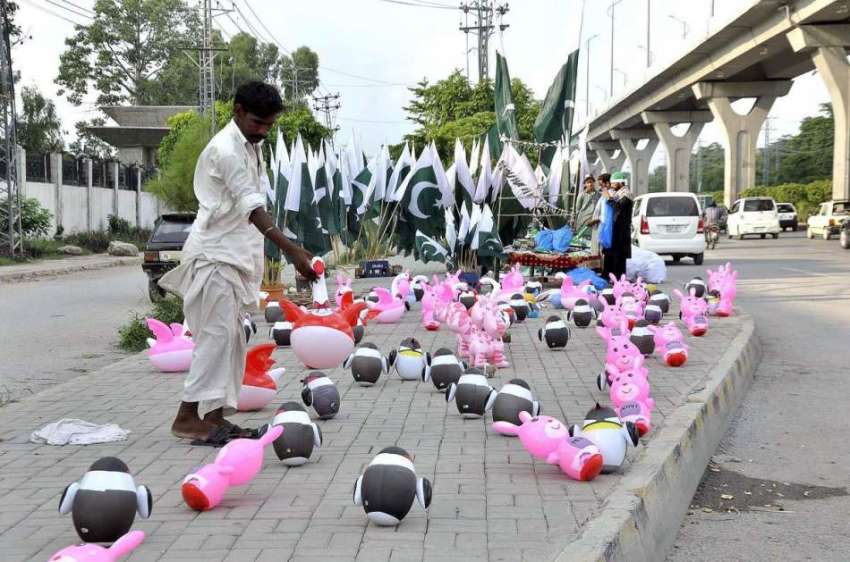 راولپنڈی: محنت کش سڑک کنارے بچوں کے کھلونے فروخت کے لیے سٹال ..