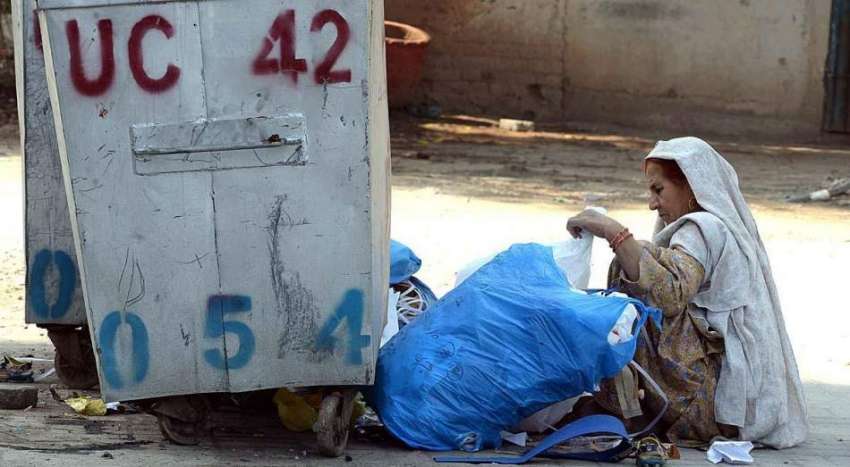 راولپنڈی: خانہ بدوش خاتون کچرے کے ڈھیر سے کارآمد اشیاء تلاش ..
