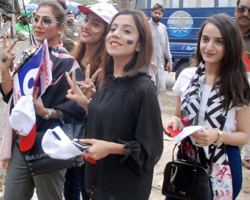 لاہور: پی ایس ایل کے پہلے پلے آف میچ کے موقع پر لڑکیاں قذافی ..