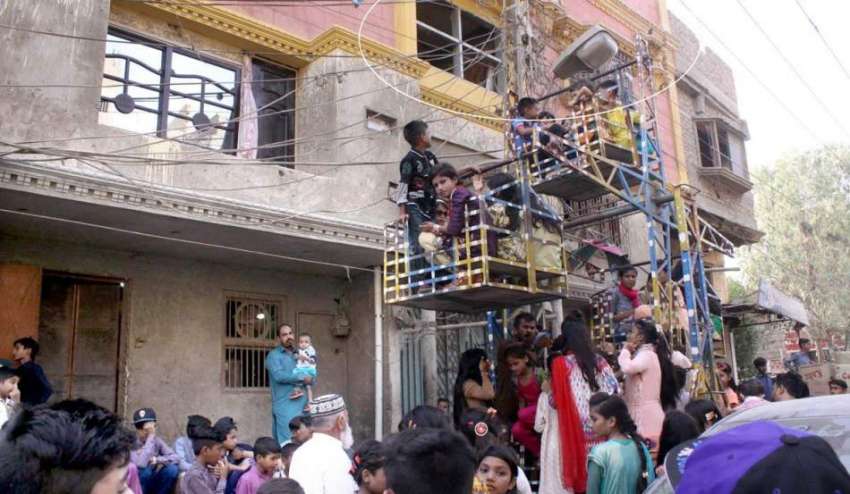 حیدر آباد: سرفراز کالونی روڈ پر بچوں کا جھولا بالکل بجلی ..