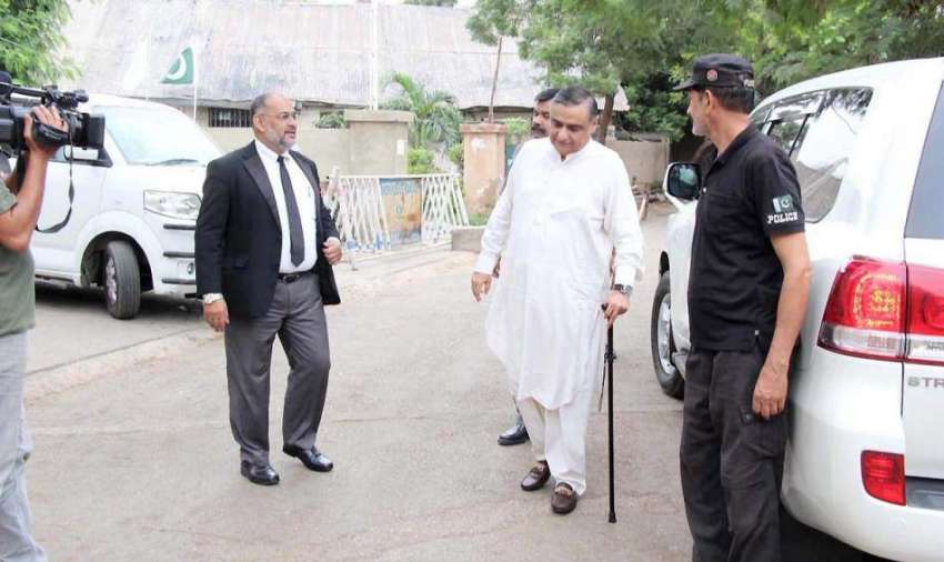 کراچی: پیلزپارٹی کے رہنما ڈاکٹر عاصم کورٹ میں پیشی کے لیے ..