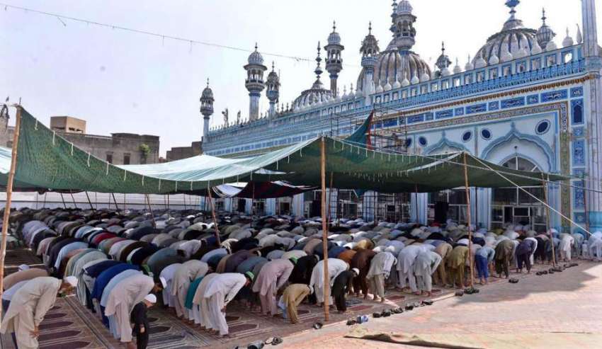 راولپنڈی:روزہ دار قدیمی جامع مسجد میں رمضان المبارک کے چوتھے ..