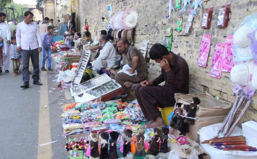 لاہور: بادشاہی مسجد کے باہر بچوں کے کھلونوں کے سٹال سجے ہیں۔