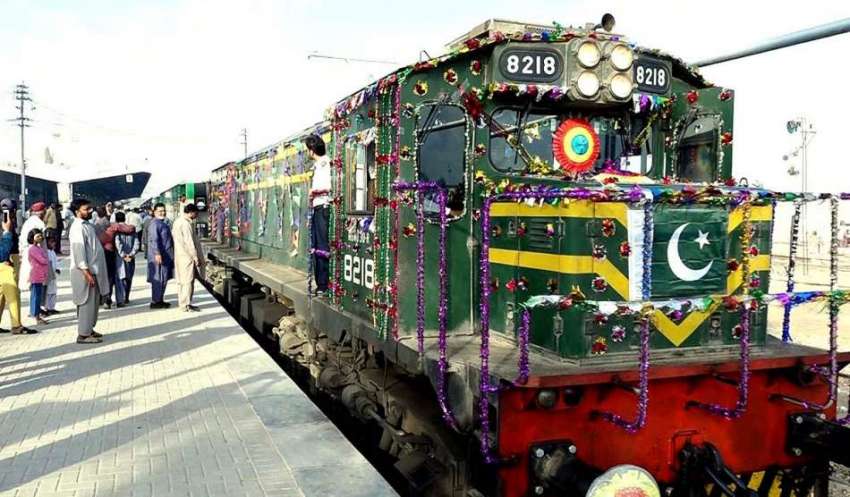 سکھر: روہڑی سکھر سے کوٹری ٹرین کا افتتاح کے بعد منظر۔