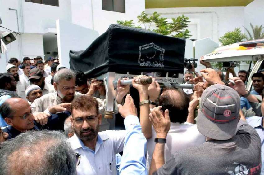کراچی: ممتاز رائٹر مشتاق احمد یوسفی کی نماز جنازہ ادا کرنے ..