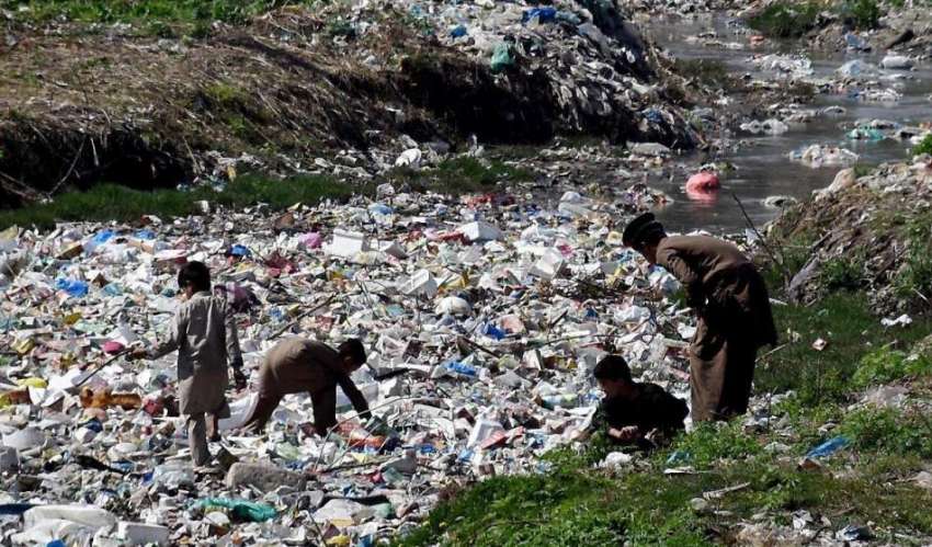اسلام آباد: بچے نالہ کے کنارے جمع ہونے والے کچرے سے کار آمد ..