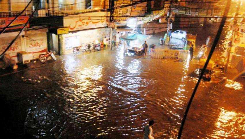 راولپنڈی: گزشتہ رات ہونے والی بارش کے بعد راجہ بازار چوک ..