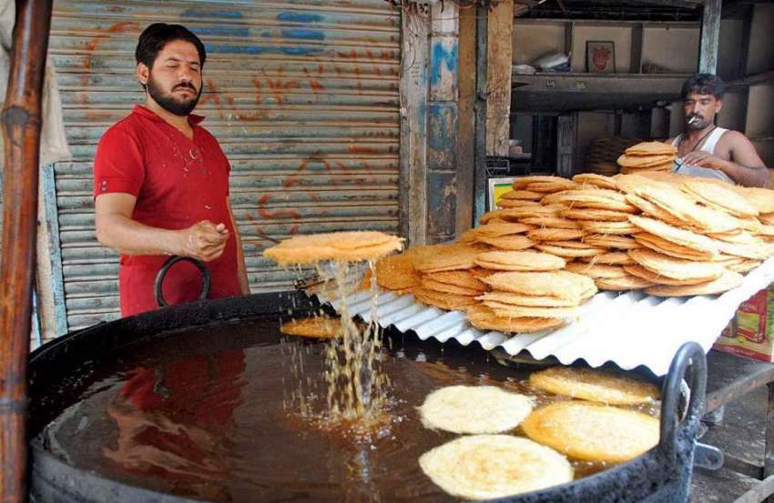 حیدر آباد: حلوائی رمضان کے پیش نظر پھیونیاں تل رہا ہے۔