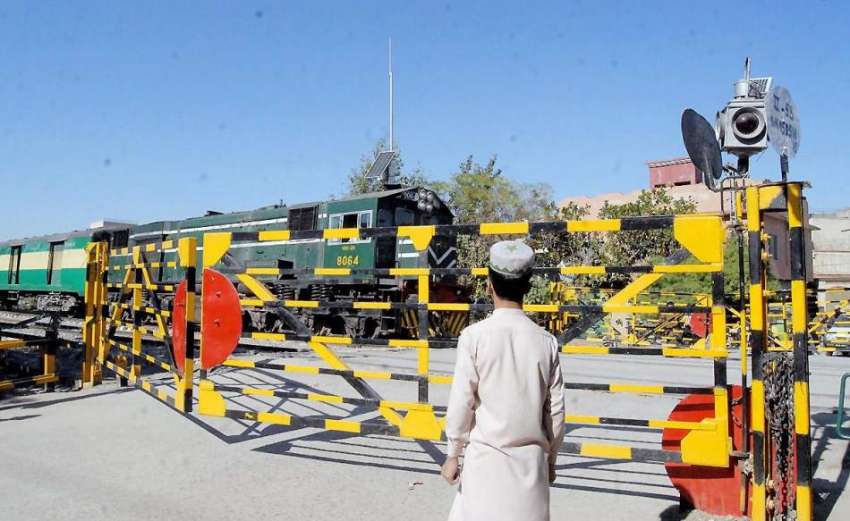 راولپنڈی: مڑیڑ حسن میں ایک شہری ریلوے پھاٹک بند ہونے پر ٹرین ..