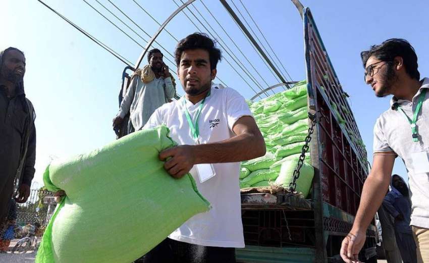 راولپنڈی: سستا رمضان بازار میں ٹرک سے شہری آٹا خرید رہے ہیں۔