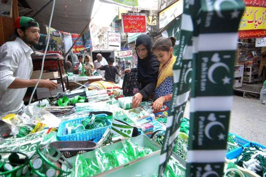 راولپنڈی: جشن یوم آزادی کے موقع پر خواتین ایک سٹال سے جھنڈیاں ..