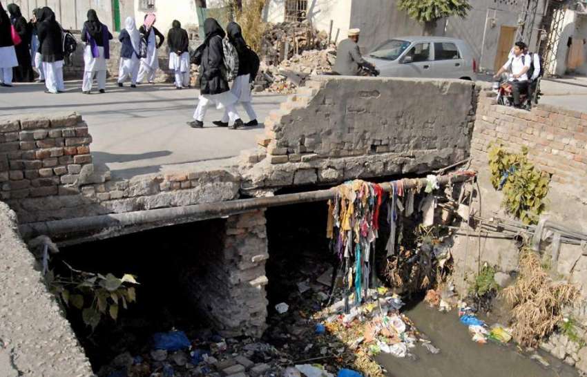 راولپنڈی: کینٹ بورڈ کی نااہلی، کشمیر روڈ پر قائم پلی کی دیوار ..