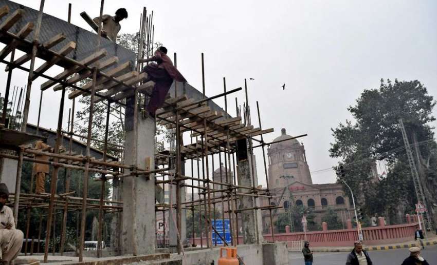 لاہور: مزدور جی پی او چوک میں اورنج ٹرین کے سٹیشن کی تعمیر ..