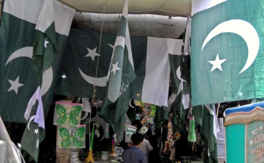 راولپنڈی: شہری14اگست کے حوالے سے اردو بازار سے پاکستان پرچم ..