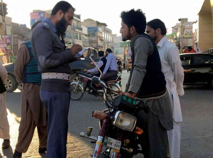 راولپنڈی: ٹریفک قوانین کی پابندی نہ کرنے کے باعث ٹریفک وارڈن ..