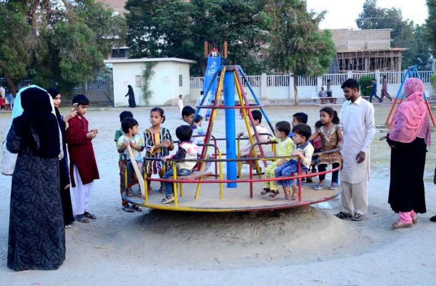 حیدر آباد: نرسری پارک میں بچے جھولوں سے لطف اندوز ہو رہے ..