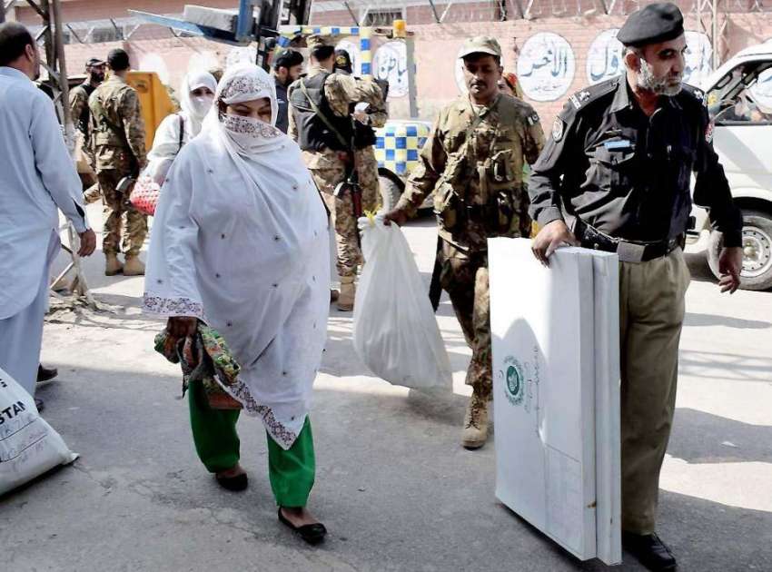 پشاور: ضمنی انتخابات کے لیے استعمال ہونیوالا سامان لیجایا ..