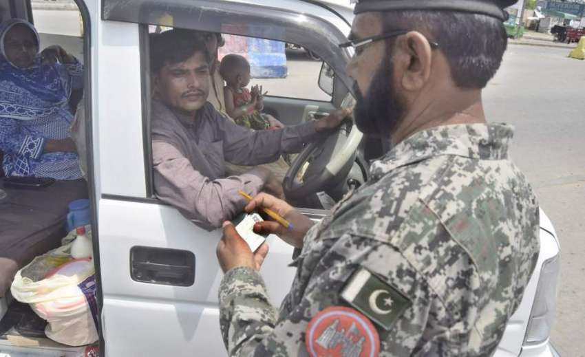 لاہور: سیکیورٹی اہلکار شہر میں داخل ہونیوالی گاڑی میں سوار ..