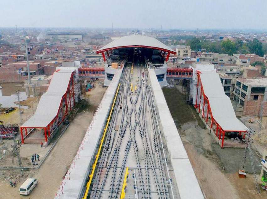 لاہور: اورنج لائن میٹرو ٹرین کے لیے تعمیر کیے جانے والی ٹریک ..