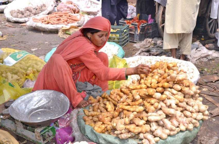 لاہور: محنت کش خاتون گھر کا چولہا جلانے کے لیے سبزی منڈی ..