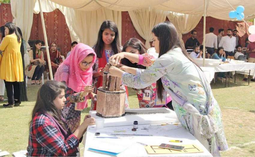 لاہور: شیخ زید میڈیکل کالج کے سپورٹس گالہ میں طالبات ماڈل ..