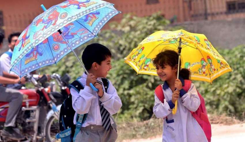 راولپنڈی: سکول سے چھٹی کے بعد بچے چھتری تانے گھروں کو جا ..