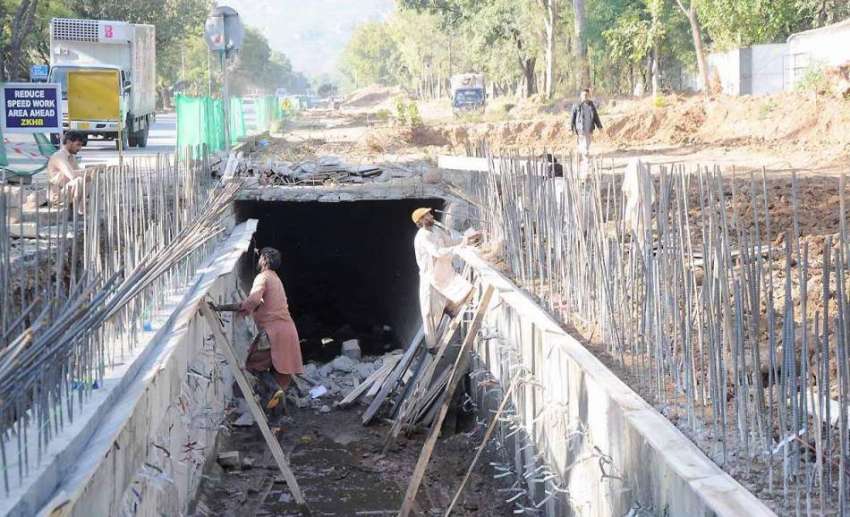 اسلام آباد: مزدور ایمبیسی روڈ کے تعمیراتی کام میں مصروف ..